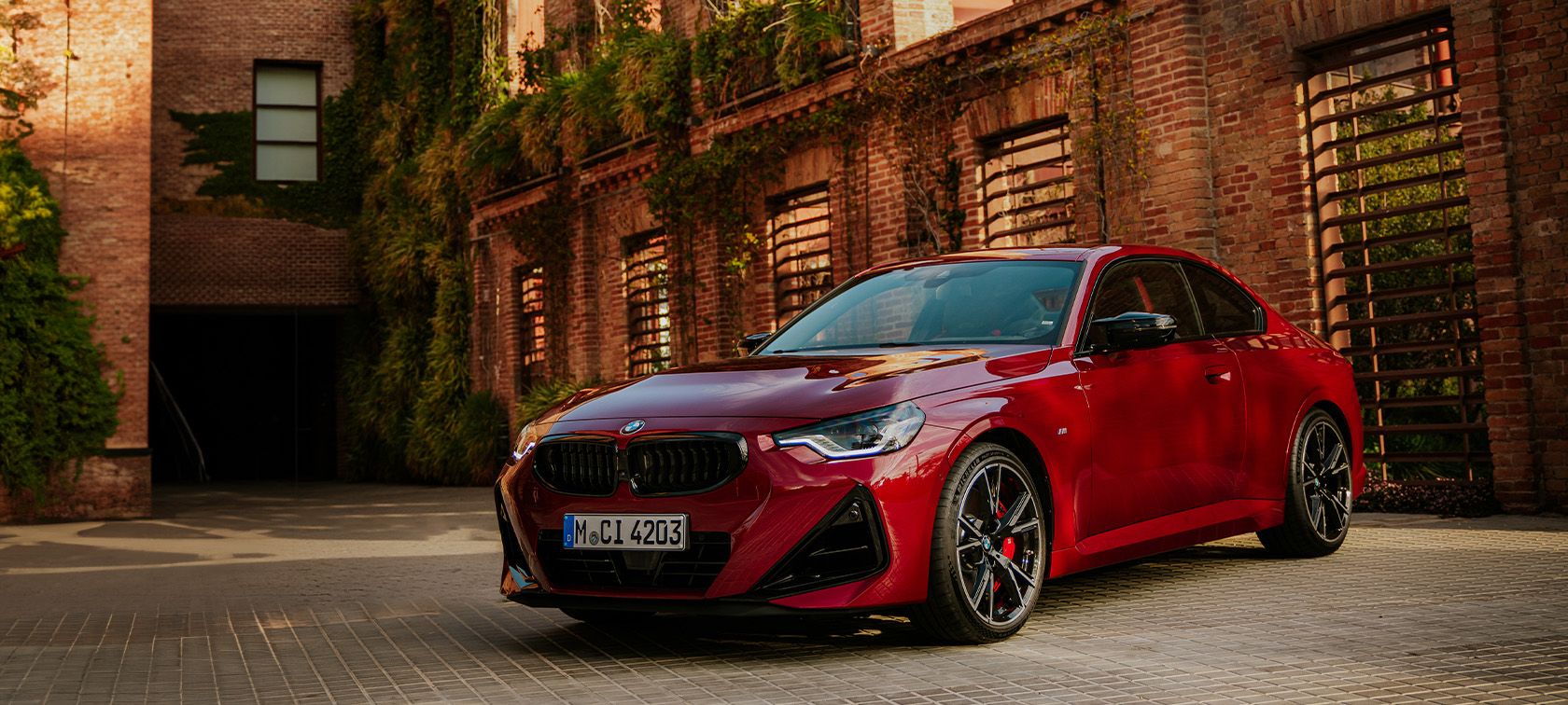 Der neue 2er BMW - auf einem Parkplatz bei Dämmerung